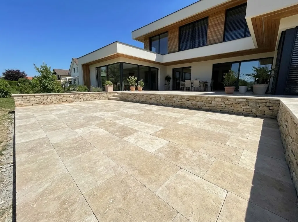 Terrasse extérieure moderne avec dallage en pierre